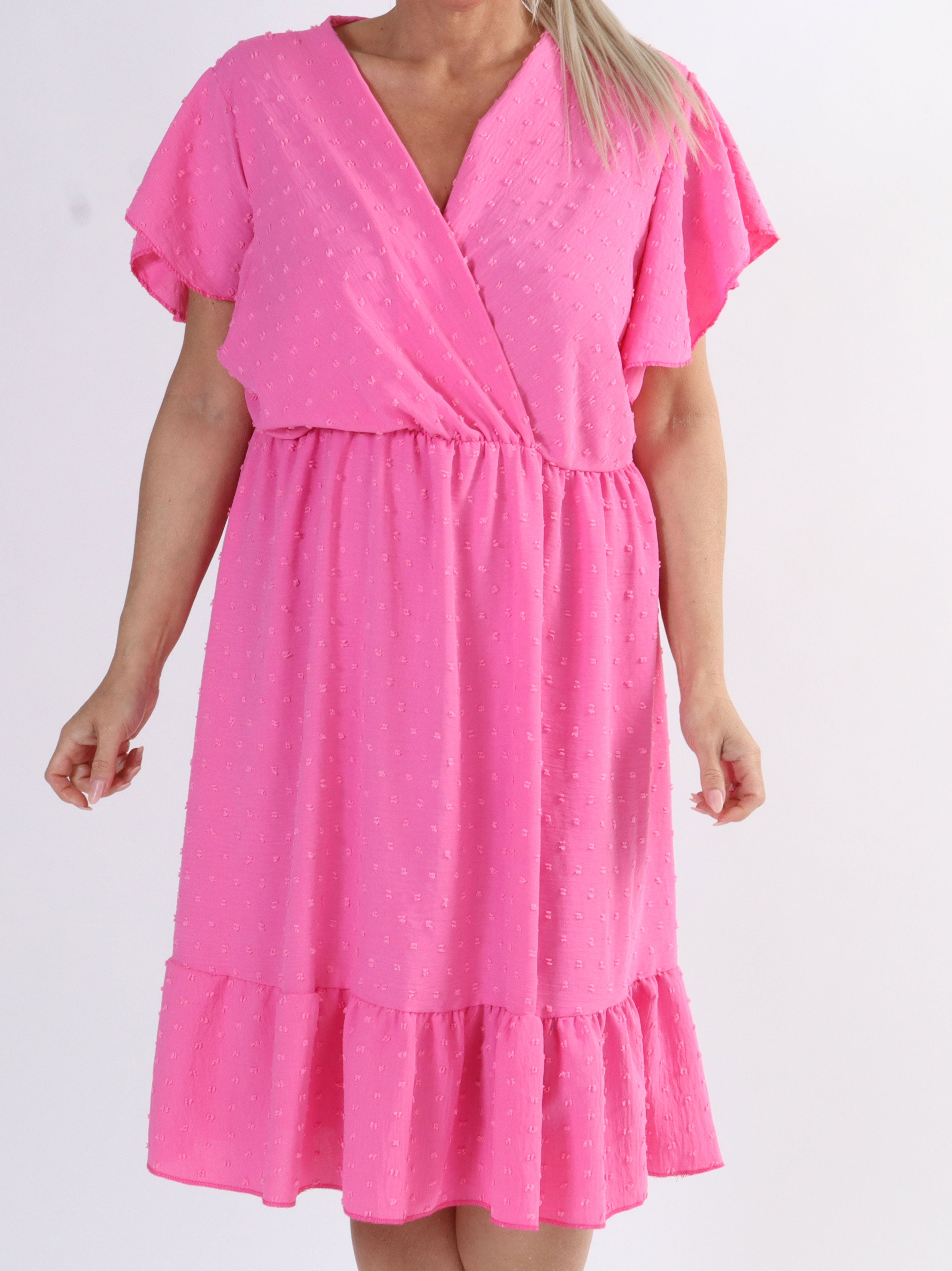 Vanilla - Plus size kjole med prikket detaljer og flæseærmer